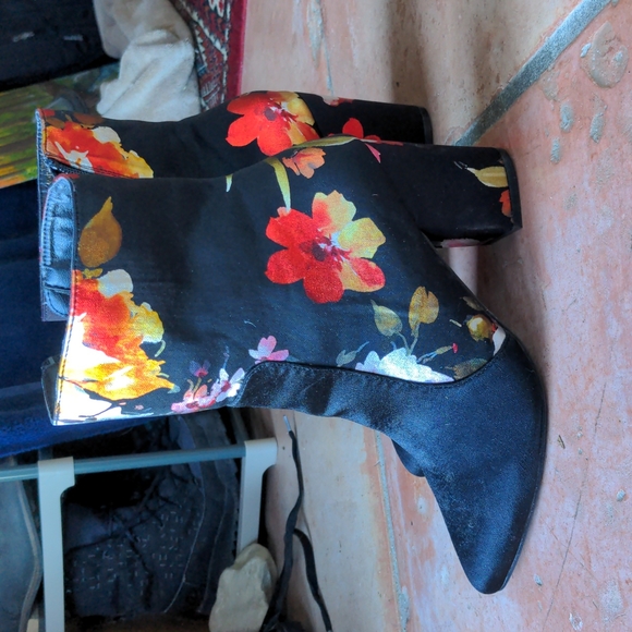 MACKIN J floral heeled Boots SH1 - Picture 2 of 5